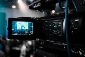 interpretacion de enlace y acompañamiento - Traducción simultánea online de webinars grabación en plató