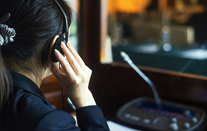 La importancia de contar con traductor simultáneo en Valencia