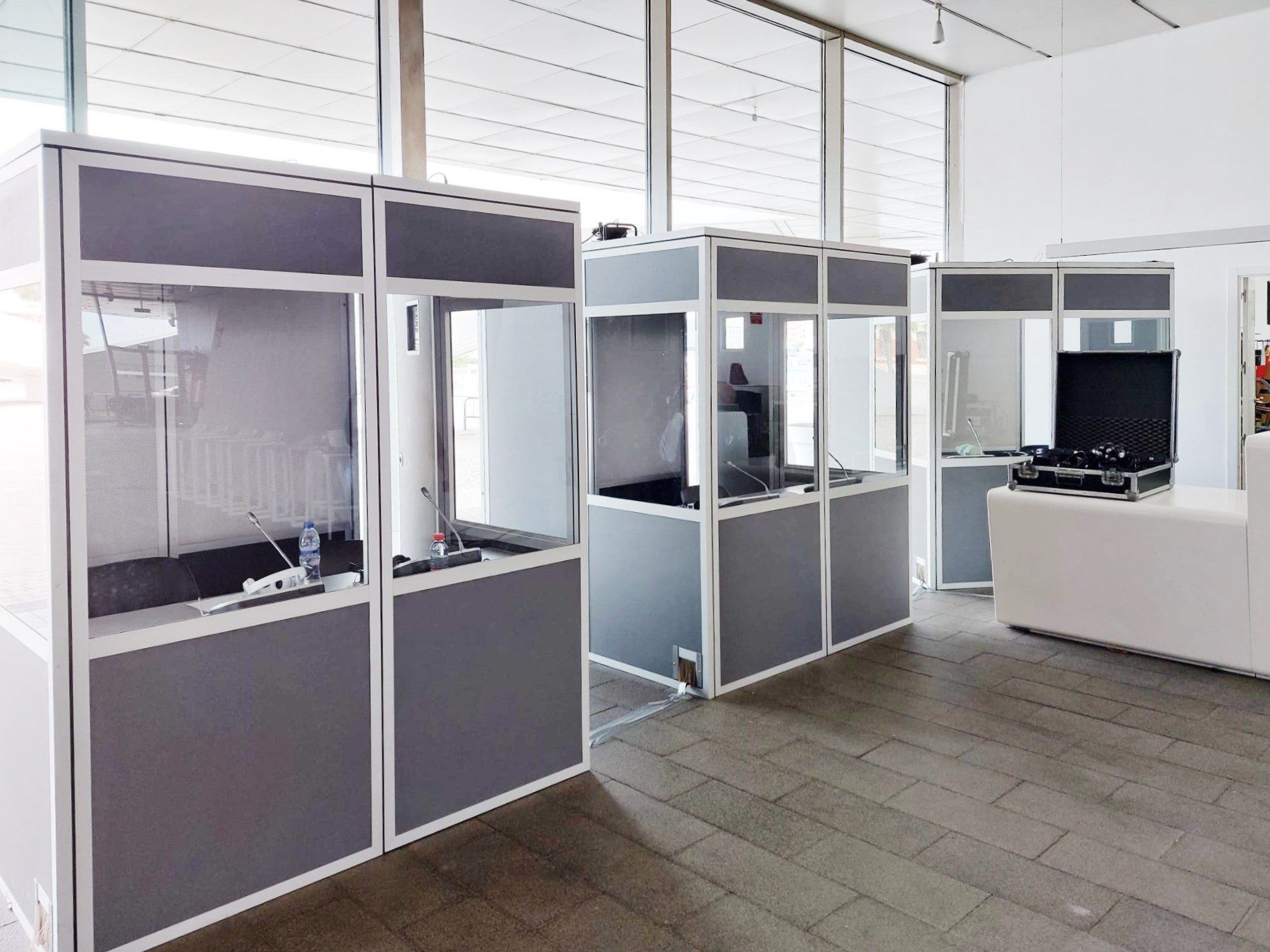 traducción simultánea con cabina - cabinas grises