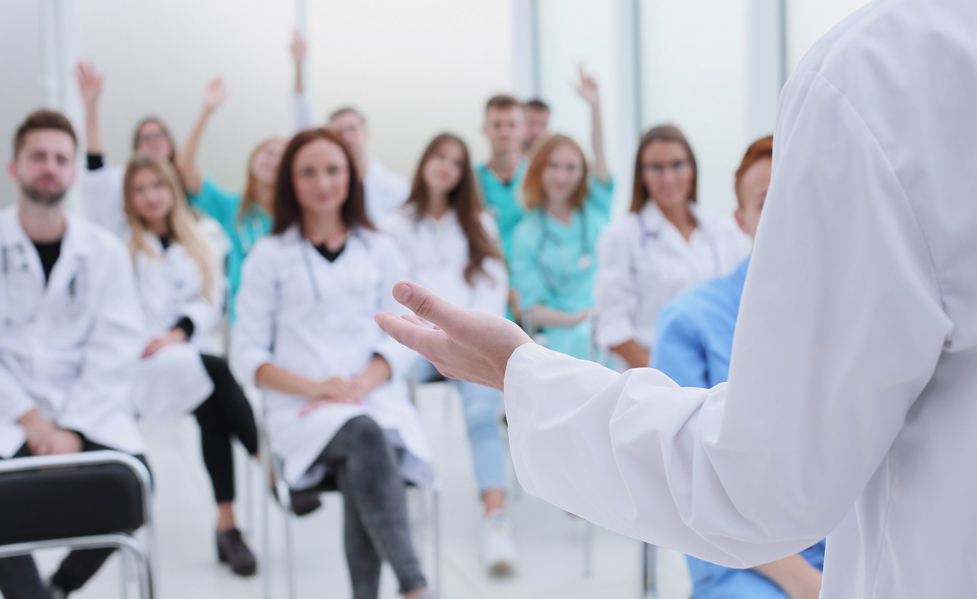 La importancia de la especialización del intérprete para congresos médicos