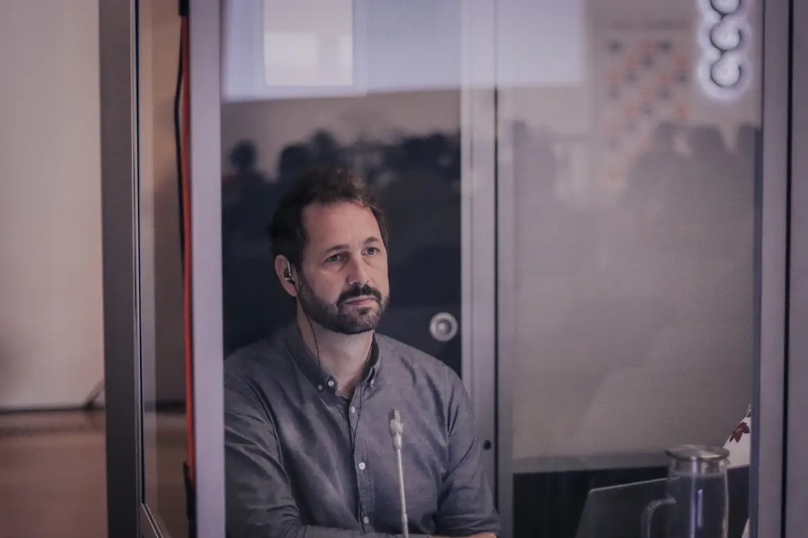 Intérprete de conferencias en cabina de traducción simultánea